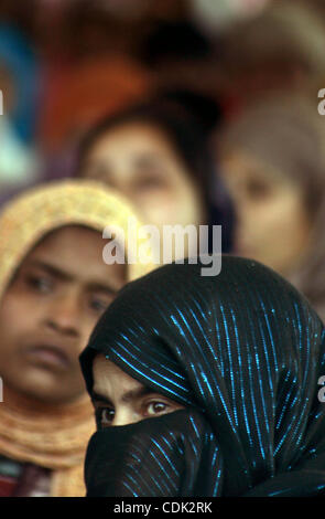 8. März 2011 - Srinagar, Kaschmir, Indien - Kashmiri muslimische Schüler nehmen Teil während einer internationalen Frauen Tag Protestaktion in Srinagar, der Sommerhauptstadt des indischen Teil Kaschmirs. Internationalen Frauentag (8. März) ist ein globales Tag feiert die wirtschaftlichen, politischen und sozialen Errungenschaften der Frauen vorbei, pr Stockfoto