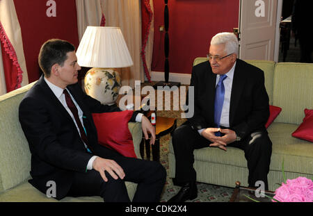 Der palästinensische Präsident Mahmoud Abbas (Abu Mazen) während eines Treffens mit der ehemalige britische Außenminister David Miliband in der Westbank Ramallah am 7. März 2011. Foto von Thaer Ganaim Stockfoto