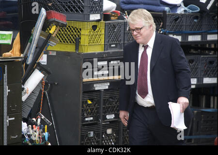 8. März 2011 - nimmt Detroit, Michigan, USA - Schauspieler Philip Seymour Hoffman eine Auszeit von den Dreharbeiten von "The Ides of March" in der Innenstadt von Detroit, Michigan auf 8. März 2011.  George Clooney ist Regie und Hauptrolle, zusammen mit Hoffman, Marisa Tomei, Ryan Gosling, Evan Rachel Wood und Paul Giamatti. (Cr Stockfoto