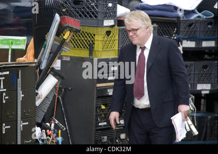 8. März 2011 - nimmt Detroit, Michigan, USA - Schauspieler Philip Seymour Hoffman eine Auszeit von den Dreharbeiten von "The Ides of March" in der Innenstadt von Detroit, Michigan auf 8. März 2011.  George Clooney ist Regie und Hauptrolle, zusammen mit Hoffman, Marisa Tomei, Ryan Gosling, Evan Rachel Wood und Paul Giamatti. (Cr Stockfoto