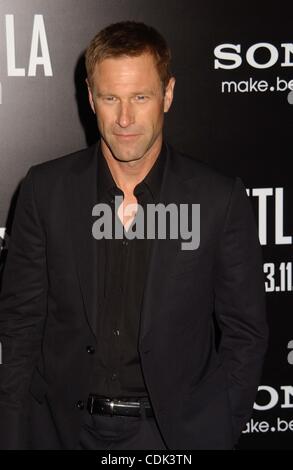 8. März 2011 - Hollywood, Kalifornien, US - AARON ECKHART. Los Angeles Premiere von "Battle: Los Angeles'' im Regency Village Theater In Westwood, Kalifornien am 08.03.2011 statt. 2011.I15663PR. (Kredit-Bild: © Phil Roach/Globe Photos/ZUMAPRESS.com) Stockfoto