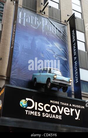 10. März 2011 stehen die Sechstklässler aus der Bronx - Manhattan, New York, USA - '' Harry Potter: The Exhibition"im New Yorker Discovery Times Square eröffnet. Die 14.000 Quadratmeter Ausstellung bietet Fans eine aus erster Hand Einblick in die berühmte-Zauberer magische Welt und die Möglichkeit, erleben Sie t Stockfoto