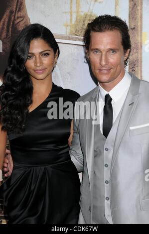 10. März 2011 kommen - Los Angeles, Kalifornien, USA - CAMILA ALVES und MATTHEW MCCONAUGHEY auf der "The Lincoln Lawyer" Los Angeles Premiere im ArcLight Kino statt. (Kredit-Bild: © Paul Fenton/ZUMAPRESS.com) Stockfoto