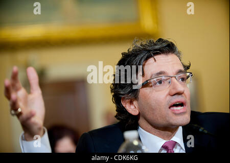 10. März 2011 - Washington, District Of Columbia, USA - ZUHDI JASSER, ein Arzt, Präsident und Gründer des amerikanischen islamischen Forums für Demokratie bezeugt vor einer Anhörung Verfassungsschutz '' das Ausmaß der Radikalisierung in der amerikanischen moslemischen Gemeinschaft und die Gemeinschaft " Stockfoto