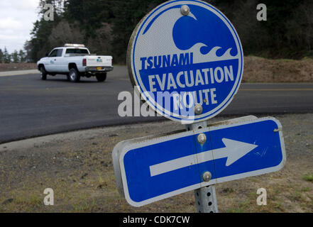 11. März 2011 - Wichester Bay, Oregon, USA - regelt ein Tsunami Warnzeichen den Verkehr auf einer Anhöhe nahe dem Strand an der Küste von Oregon in der Nähe von Winchester Bay.  Eine Tsunami-Warnung wurde für das Gebiet nach dem vernichtendes Erdbeben von Japan ausgestellt. (Bild Kredit: Robin Loznak/ZUMAPRESS.com ©) Stockfoto