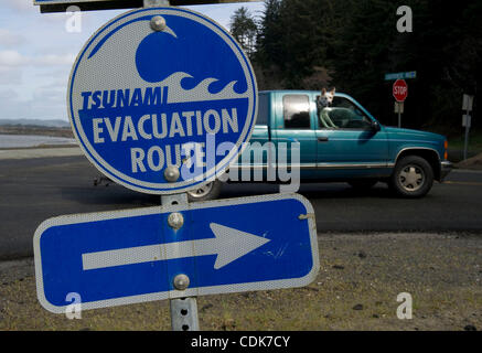 11. März 2011 - Wichester Bay, Oregon, USA - regelt ein Tsunami Warnzeichen den Verkehr auf einer Anhöhe nahe dem Strand an der Küste von Oregon in der Nähe von Winchester Bay.  Eine Tsunami-Warnung wurde für das Gebiet nach dem vernichtendes Erdbeben von Japan ausgestellt. (Bild Kredit: Robin Loznak/ZUMAPRESS.com ©) Stockfoto