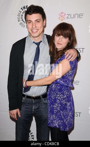 12. März 2011 - Hollywood, Kalifornien, US - PaleyFest 2011--'' Freaks and Geeks / Schwarzarbeit '' Reunion im Saban Theatre in Beverly Hills, CA 2011 3/12/11 2011..JOHN FRANCIS DALEY, CARLA GALLO. K67788SK (Kredit-Bild: © Scott Kirkland/Globe Photos/ZUMAPRESS.com) Stockfoto