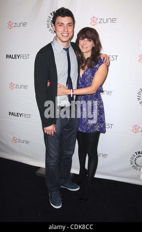 12. März 2011 - Hollywood, Kalifornien, US - PaleyFest 2011--'' Freaks and Geeks / Schwarzarbeit '' Reunion im Saban Theatre in Beverly Hills, CA 2011 3/12/11 2011..JOHN FRANCIS DALEY, CARLA GALLO. K67788SK (Kredit-Bild: © Scott Kirkland/Globe Photos/ZUMAPRESS.com) Stockfoto