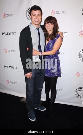 12. März 2011 - Hollywood, Kalifornien, US - PaleyFest 2011--'' Freaks and Geeks / Schwarzarbeit '' Reunion im Saban Theatre in Beverly Hills, CA 2011 3/12/11 2011..JOHN FRANCIS DALEY, CARLA GALLO. K67788SK (Kredit-Bild: © Scott Kirkland/Globe Photos/ZUMAPRESS.com) Stockfoto