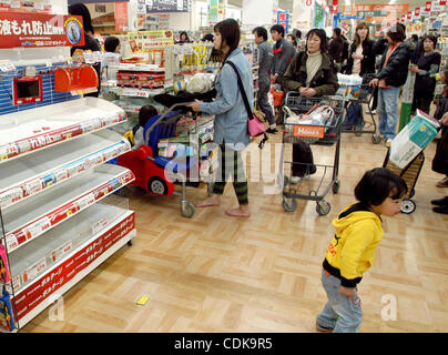 "Jap", Menschen erwartet auf einer Supermarkt-Linie in Tokio am Sonntag, 13. März 2011, Tage nach Japan verwüstet wurde, durch ein Erdbeben der Stärke 9,0 und ein Tsunami, die Ostküste des Landes getroffen. Stockfoto