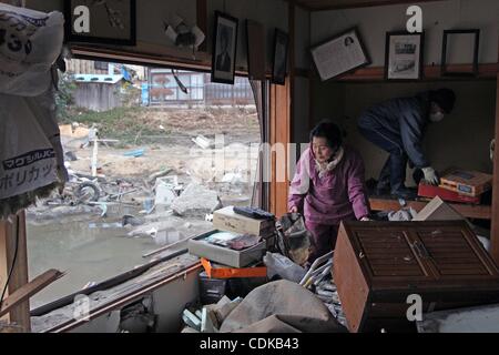 15. März 2011 - Miyako, Japan - Menschen versuchen, ihre Habseligkeiten aus ihrem eingestürzten Haus durchzuführen. (Kredit-Bild: © Junko Kimura/Jana Press/zReportage.com/ZUMA) Stockfoto