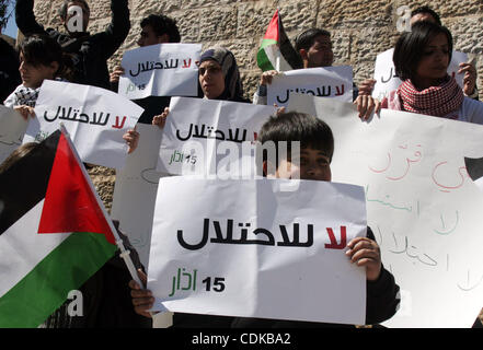 15. März 2011 - Jerusalem, Israel - palästinensische Demonstranten nehmen Teil an einer Protestaktion palästinensischen politischen Einheit zwischen Gaza Hamas Herrscher und der Fatah-dominierten Palästinensischen Autonomiebehörde welche Regeln aus Ramallah vor Damaskus-Tor gefordert. Palästinensische Aktivisten in den Gaza-Streifen und Stockfoto