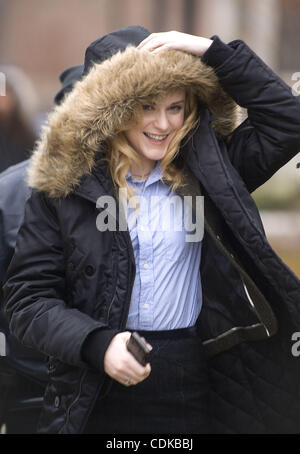 15. März 2011 - Ann Arbor, Michigan, versucht US - Schauspielerin Evan Rachel Wood, vor dem Regen unterwegs eine Pause von den Dreharbeiten zu "The Ides of March" in der Innenstadt von Ann Arbor, Michigan am 15. März 2011 zu vertuschen.  Holz spielt '' Molly Stearns'' und ist Co-starring neben George Clooney, (auch Regie) Stockfoto