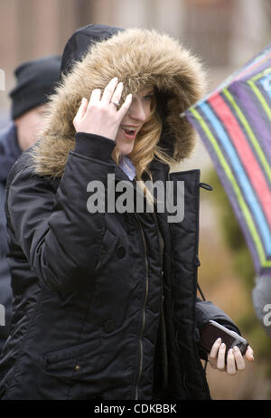 15. März 2011 - Ann Arbor, Michigan, versucht US - Schauspielerin Evan Rachel Wood, vor dem Regen unterwegs eine Pause von den Dreharbeiten zu "The Ides of March" in der Innenstadt von Ann Arbor, Michigan am 15. März 2011 zu vertuschen.  Holz spielt '' Molly Stearns'' und ist Co-starring neben George Clooney, (auch Regie) Stockfoto