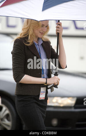 15. März 2011 - Ann Arbor, Michigan, versucht US - Schauspielerin Evan Rachel Wood, vor dem Regen unterwegs eine Pause von den Dreharbeiten zu "The Ides of March" in der Innenstadt von Ann Arbor, Michigan am 15. März 2011 zu vertuschen.  Holz spielt '' Molly Stearns'' und ist Co-starring neben George Clooney, (auch Regie) Stockfoto