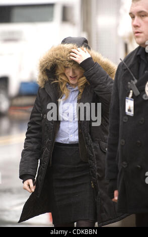 15. März 2011 - Ann Arbor, Michigan, versucht US - Schauspielerin Evan Rachel Wood, vor dem Regen unterwegs eine Pause von den Dreharbeiten zu "The Ides of March" in der Innenstadt von Ann Arbor, Michigan am 15. März 2011 zu vertuschen.  Holz spielt '' Molly Stearns'' und ist Co-starring neben George Clooney, (auch Regie) Stockfoto