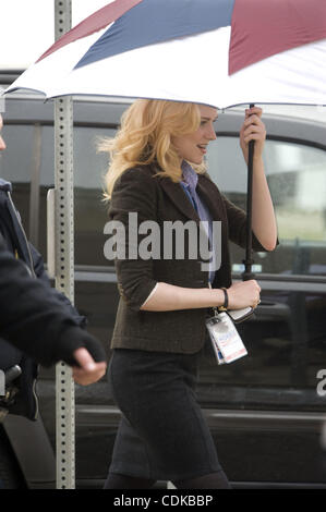 15. März 2011 - Ann Arbor, Michigan, versucht US - Schauspielerin Evan Rachel Wood, vor dem Regen unterwegs eine Pause von den Dreharbeiten zu "The Ides of March" in der Innenstadt von Ann Arbor, Michigan am 15. März 2011 zu vertuschen.  Holz spielt '' Molly Stearns'' und ist Co-starring neben George Clooney, (auch Regie) Stockfoto