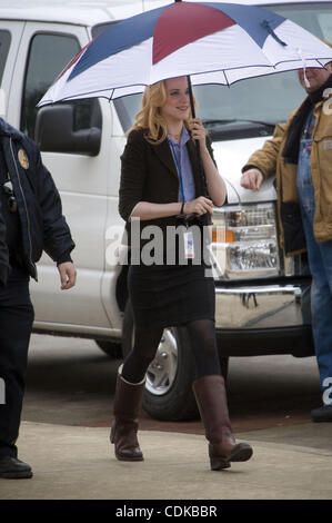 15. März 2011 - Ann Arbor, Michigan, versucht US - Schauspielerin Evan Rachel Wood, vor dem Regen unterwegs eine Pause von den Dreharbeiten zu "The Ides of March" in der Innenstadt von Ann Arbor, Michigan am 15. März 2011 zu vertuschen.  Holz spielt '' Molly Stearns'' und ist Co-starring neben George Clooney, (auch Regie) Stockfoto