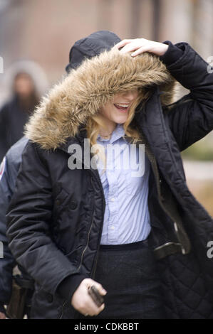 15. März 2011 - Ann Arbor, Michigan, versucht US - Schauspielerin Evan Rachel Wood, vor dem Regen unterwegs eine Pause von den Dreharbeiten zu "The Ides of March" in der Innenstadt von Ann Arbor, Michigan am 15. März 2011 zu vertuschen.  Holz spielt '' Molly Stearns'' und ist Co-starring neben George Clooney, (auch Regie) Stockfoto