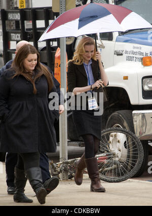 15. März 2011 - Ann Arbor, Michigan, versucht US - Schauspielerin Evan Rachel Wood, vor dem Regen unterwegs eine Pause von den Dreharbeiten zu "The Ides of March" in der Innenstadt von Ann Arbor, Michigan am 15. März 2011 zu vertuschen.  Holz spielt '' Molly Stearns'' und ist Co-starring neben George Clooney, (auch Regie) Stockfoto