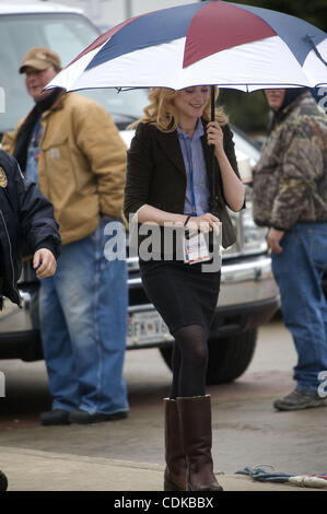 15. März 2011 - Ann Arbor, Michigan, versucht US - Schauspielerin Evan Rachel Wood, vor dem Regen unterwegs eine Pause von den Dreharbeiten zu "The Ides of March" in der Innenstadt von Ann Arbor, Michigan am 15. März 2011 zu vertuschen.  Holz spielt '' Molly Stearns'' und ist Co-starring neben George Clooney, (auch Regie) Stockfoto