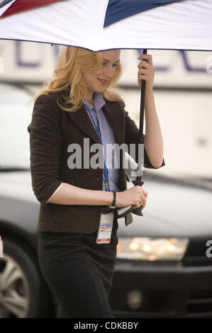 15. März 2011 - Ann Arbor, Michigan, versucht US - Schauspielerin Evan Rachel Wood, vor dem Regen unterwegs eine Pause von den Dreharbeiten zu "The Ides of March" in der Innenstadt von Ann Arbor, Michigan am 15. März 2011 zu vertuschen.  Holz spielt '' Molly Stearns'' und ist Co-starring neben George Clooney, (auch Regie) Stockfoto