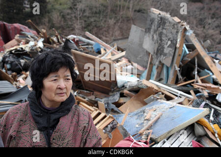 15. März 2011 steht - Miyako, Japan - JUNKO SAWAGUCHI auf dem Land, wo ihr Haus vor dem Erdbeben in Miyako, Iwate, Japan befand. Sie fanden ihr Haus etwa 15 Meter entfernt von der Herkunft, die durch den Tsunami verursacht durch das Erdbeben der Magnitude 9,0 getragen wurde Nordjapan getroffen.  SE Stockfoto