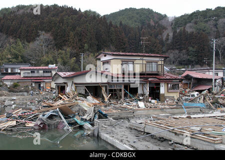 15. März 2011 - Miyako, Japan - eingestürzten Haus in Miyako, Iwate, Japan. Die Magnitude 9,0 Erdbeben Nordjapan. Mehrere Zehntausende von Menschen werden noch vermisst. (Kredit-Bild: © Junko Kimura/Jana Press/ZUMAPRESS.com) Stockfoto