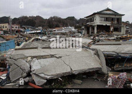 15. März 2011 - Miyako, Japan - eingestürzten Haus werden in Miyako, Iwate, Japan gesehen. Die Magnitude 9,0 Erdbeben Nordjapan. Mehrere Zehntausende von Menschen werden noch vermisst. (Kredit-Bild: © Junko Kimura/Jana Press/ZUMAPRESS.com) Stockfoto