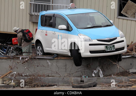 15. März 2011 sitzt - Miyako, Japan - Taxi auf dem Hof in Miyako, Iwate, Japan. Die Magnitude 9,0 Erdbeben Nordjapan. Mehrere Zehntausende von Menschen werden noch vermisst. (Kredit-Bild: © Junko Kimura/Jana Press/ZUMAPRESS.com) Stockfoto