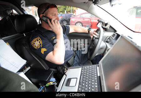 15. März 2011 - spricht Lawrenceville, GEORGIA, USA - Sergeant Greg Chapel mit Gwinnett County Sheriffs Zivilgericht Abteilung, zu einem seiner Stellvertreter während Sie an einem Tag der Umhüllung Zwangsvollstreckungen und Vertreibungen in Lawrenceville, Georgia USA am 25. Februar 2011. Nach Kapelle, seine division Stockfoto