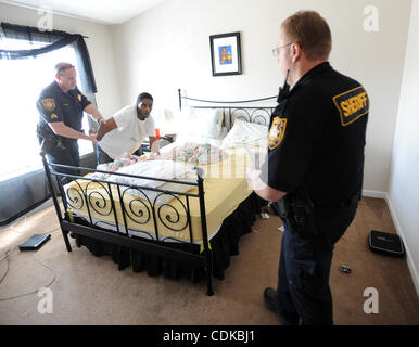 Verhaften Sie 15. März 2011 - Norcross, GEORGIA, USA - Sergeant Greg Kapelle (L) und Deputy T. Wigenton (R) mit dem Gwinnett County Sheriff Office Zivilgericht Division, resident Maurice Adams für angeblich mit einem herausragenden Haftbefehl und Besitz von Marihuana, während seiner Tätigkeit einer Räumung in Norcross, Geor Stockfoto