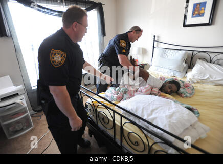 Verhaften Sie 15. März 2011 - Norcross, GEORGIA, USA - Sgt. Greg Chapel (C) und stellvertretender T. Wigenton (L) mit dem Gwinnett County Sheriff Office Zivilgericht Division, resident Maurice Adams für angeblich mit einem herausragenden Haftbefehl und Besitz von Marihuana, während seiner Tätigkeit einer Räumung in Norcross, Geor Stockfoto