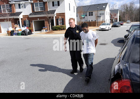 15. März 2011 - Escort Norcross, GEORGIA, USA - stellvertretender T. Wigenton (L) mit dem Gwinnett County Sheriff Office Zivilgericht Division, resident Maurice Adams nach seiner Verhaftung wegen angeblich mit einem herausragenden Haftbefehl und Besitz von Marihuana, während seiner Tätigkeit einer Räumung in Norcross, Georgia USA Stockfoto