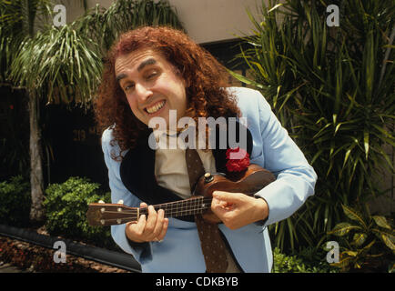 15. März 2011 - war Atlanta, GA, USA - Herbert Khaury (12. April 1932 Â €"30. November 1996), besser bekannt unter dem Künstlernamen Tiny Tim, ein amerikanischer Sänger und Ukulele-Spieler. Er war bekannt für seine Interpretation von '' Zehenspitzen durch die Tulpen '' gesungen in einer charakteristischen hohen Falsett/Vibrato Stimme (thoug Stockfoto