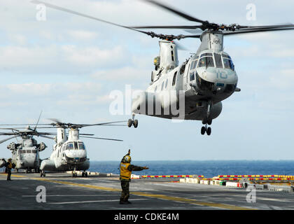 17. März 2011 startet - Japan - 110318-N-8607R-121 SEA OF JAPAN (18. März 2011)--CH-46E Sea Knight Helikopter aus dem Flugdeck vorwärts bereitgestellt amphibischer Angriff Schiff USS Essex (LHD-2). Essex, ankommen, USS Harpers Ferry (LSD-49) und USS Germantown (LSD-42) mit der eingeschifften 31. MEU Stockfoto