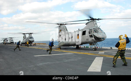 17. März 2011 - Japan - 110318-N-8607R-071-Meer von JAPAN (18. März 2011)--Aviation BoatswainÃ•s Verknüpfungen entfernen Unterlegkeile und Ketten aus einem Hubschrauber CH-46E Sea Knight Vorbereitung ausziehen aus dem Flugdeck vorwärts bereitgestellt amphibische Schiff USS Essex (LHD-2). Essex, USS Harpers F Stockfoto