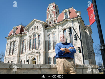 17. März 2011 - Weatherford, Texas, USA - 17.03.2011. Parker County Richter MARK RILEY vor dem Weatherford Gerichtsgebäude, wo sein Büro auf dem Stadtplatz befindet. Er wirkte als Schiedsrichter zwischen verärgerte Hausbesitzer und Bohrunternehmen in Weatherford, Texas Bereich zu helfen, die t Stockfoto