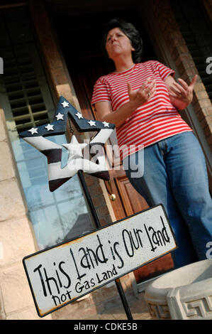 17. März 2011 - Weatherford, Texas, USA - 17.03.2011.  GInger Simonson hat ein Schild vor ihrem Flower Mound, Texas-Haus, die ihrer Meinung nach auf die Rechte, Gasunternehmen in städtischen Gasbohrungen besagt. In der Nähe von einigen Bundesstandards unterschreiten wurden Luftqualitätsstandards gefunden. Stockfoto