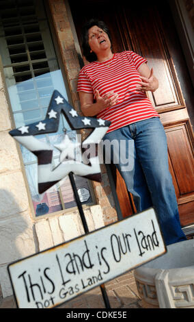 17. März 2011 - Weatherford, Texas, USA - 17.03.2011.  Ginger Simonson vor ihrem Flower Mound, Texas nach Hause, wo sie versucht, städtischen Gas Bohren Gesetze in Texas zu verändern. In der Nähe von einigen von diesen Brunnen mit hohen Benzin unter Bundesstandards liegen wurden Luftqualitätsstandards gefunden. Stockfoto