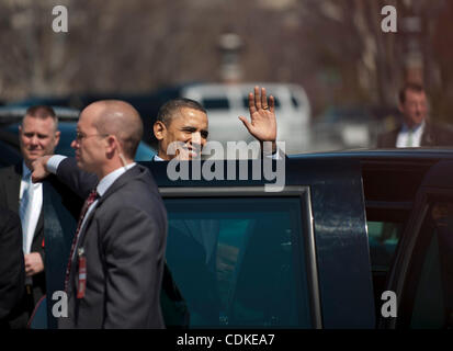 17. März 2011 Wellen - Washington, District Of Columbia, USA - Präsident BARACK OBAMA an die Zuschauer, als er verlassen, das Kapitol, die nach der jährlichen Friends of Ireland-Mittagessen. (Bild Kredit: Pete Marovich/ZUMAPRESS.com ©) Stockfoto