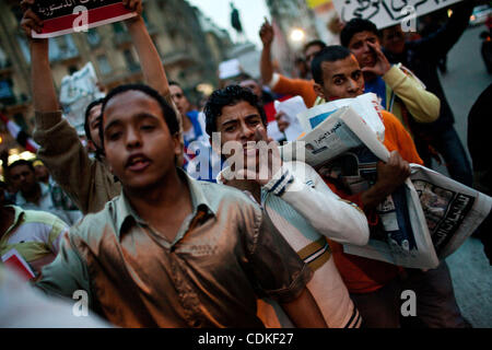 18. März 2011 gesammelt - Kairo, Ägypten - Demonstranten auf dem Tahrir-Platz heute für Freitagsgebet, gefolgt von einem Tag meist Anti-Referendum Rhetorik.  Morgen wird eine wichtige Abstimmung für oder gegen die vorgeschlagenen Änderungen an Ägyptens Verfassung sein.  Während des Gebets gemacht religiöse Oberhaupt eine leidenschaftliche c Stockfoto