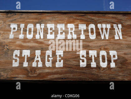 19. März 2011 eingestellt - Los Angeles, Kalifornien, USA - Schild mit der Aufschrift "Pioneertown Bühne Shop" auf einem alten westlichen Film gefunden. (Kredit-Bild: © Olivier Pojzman/ZUMAPRESS.com) Stockfoto