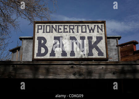 19. März 2011 - Los Angeles, Kalifornien, USA - Schild mit der Aufschrift "Pioneertown Bank" auf einem alten westlichen Film-Satz gefunden. (Kredit-Bild: © Olivier Pojzman/ZUMAPRESS.com) Stockfoto