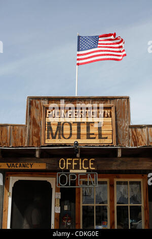 19. März 2011 überragen - Los Angeles, Kalifornien, USA - eine amerikanische Flagge fliegt ein Gebäude mit Schilder mit der Aufschrift "Pioneertown Motel, Open Office, Vacancy" auf einem alten westlichen Film fand. (Kredit-Bild: © Olivier Pojzman/ZUMAPRESS.com) Stockfoto