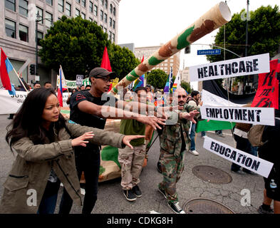 19. März 2011 - Hollywood, Kalifornien, USA - besuchen Tausende eine Anti-Kriegs-Kundgebung organisiert von einem Bündnis aus progressive Gruppen aus dem Großraum Los Angeles. Stockfoto