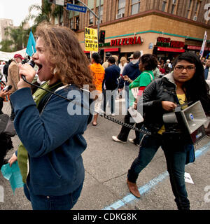 19. März 2011 - Hollywood, Kalifornien, USA - besuchen Tausende eine Anti-Kriegs-Kundgebung organisiert von einem Bündnis aus progressive Gruppen aus dem Großraum Los Angeles. Stockfoto