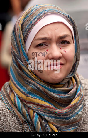 19. März 2011 - Hollywood, Kalifornien, USA - besuchen Tausende eine Anti-Kriegs-Kundgebung organisiert von einem Bündnis aus progressive Gruppen aus dem Großraum Los Angeles. Stockfoto