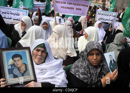 21. März 2011 - Gaza-Stadt, Gaza-Streifen - palästinensische Frauen halten Bilder von inhaftierten Angehörigen während einer Protestaktion fordern die Freilassung von palästinensischen Häftlingen aus israelischen Gefängnissen. Gaza-Stadt. (Bild Kredit: Mohammed Asad/apaimages/ZUMApress.com ©) Stockfoto