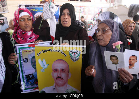 21. März 2011 - Gaza-Stadt, Gaza-Streifen - palästinensische Frauen halten Bilder von inhaftierten Angehörigen während einer Protestaktion fordern die Freilassung von palästinensischen Häftlingen aus israelischen Gefängnissen. Gaza-Stadt. (Bild Kredit: Mohammed Asad/apaimages/ZUMApress.com ©) Stockfoto